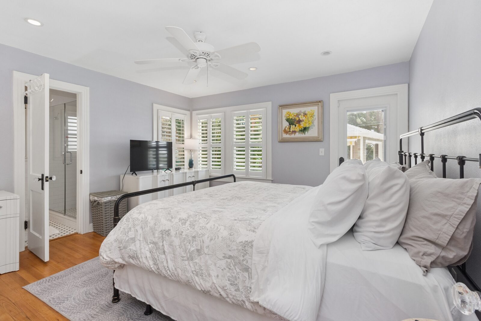 Primary bedroom — king bed, en-suite bath